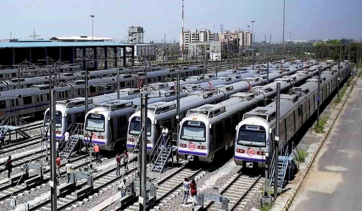 delhi metro slashes employees salary by 50%