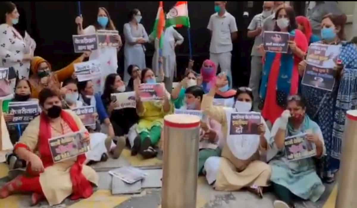 Mahila Congress Protested outside CM House
