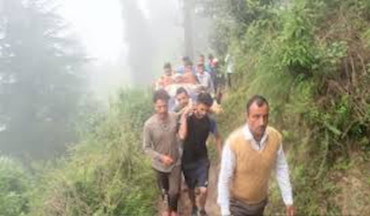 Patient Taken on Palanquine dies in Way