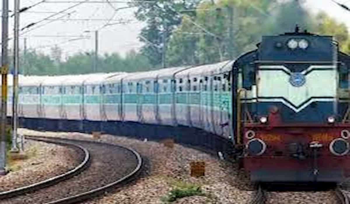Patna Bhabua Intercity robbed on gunpoint