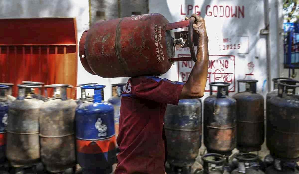 govt-s-new-year-gift-lpg-cylinder-price-increased-by-rs-17-infeed