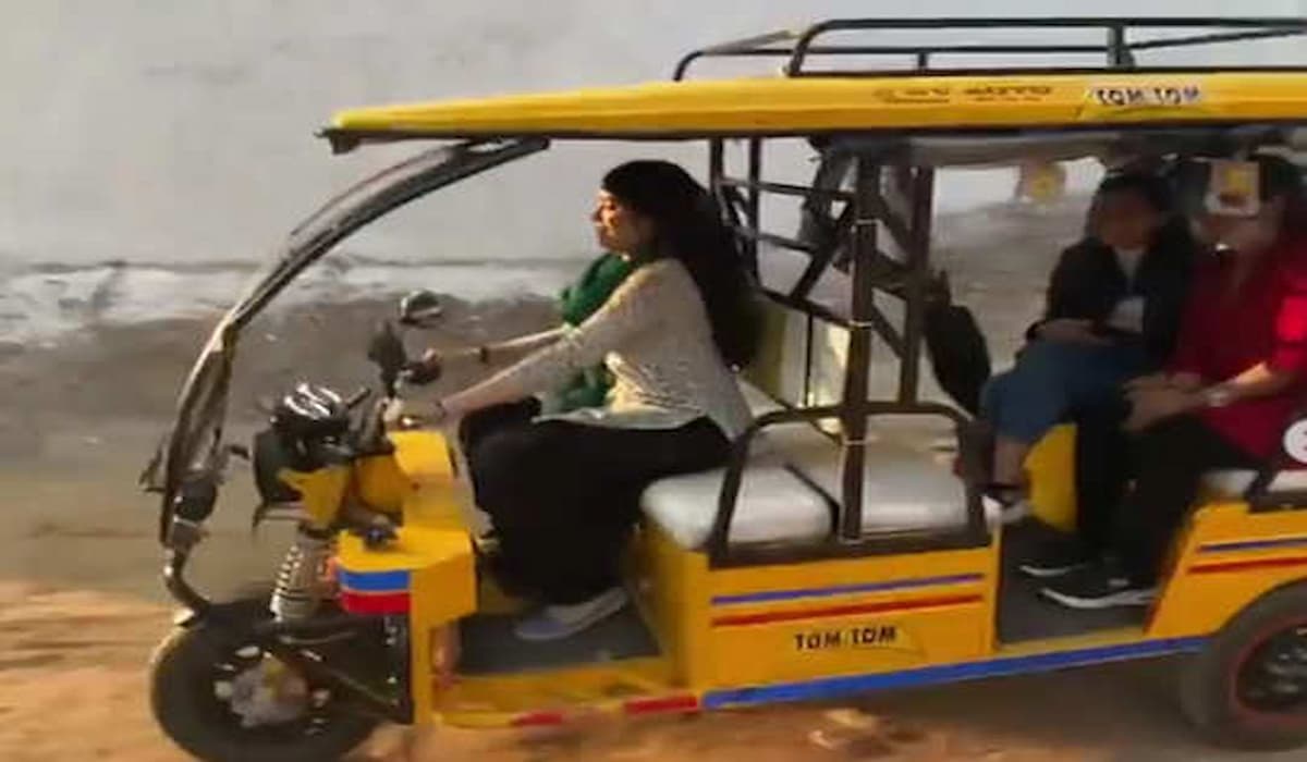 Janhvi Kapoor Spotted Driving E-Rickshaw